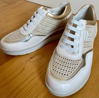 Zapatos con cuña beige