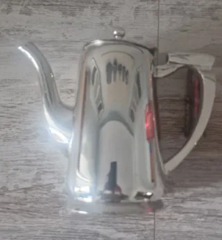 Tetera antigua de metal