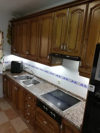 Cocina de madera y mármol