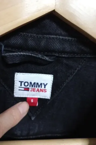 Cazadora vaquera Tommy Hilfiger negra Talla S