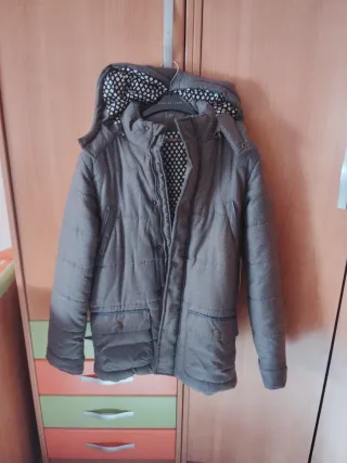 Abrigo acolchado gris con capucha 16 años