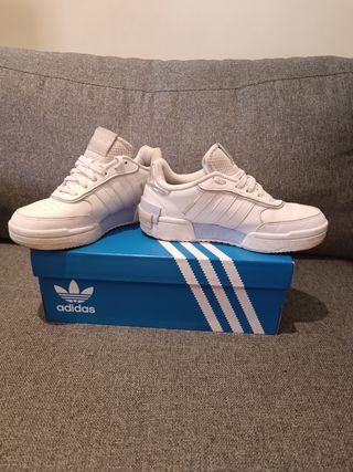 Zapatillas Adidas Blancas y Plateadas