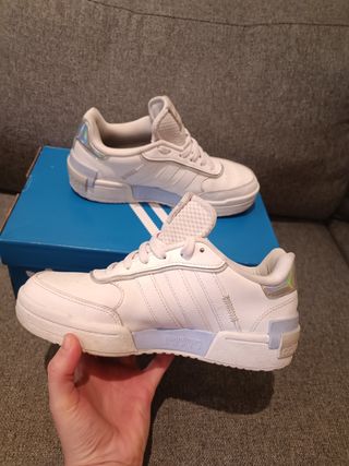 Zapatillas Adidas Blancas y Plateadas