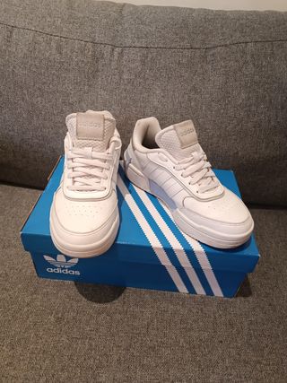 Zapatillas Adidas Blancas y Plateadas