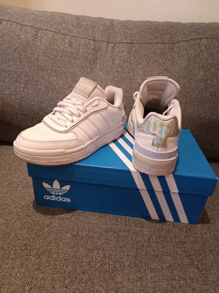 Zapatillas Adidas Blancas y Plateadas