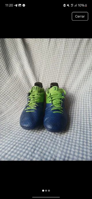 Zapatillas de fútbol azules y verdes