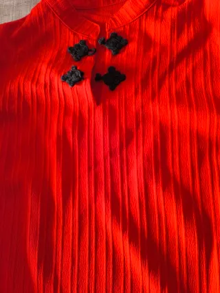 Blusa roja con textura