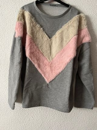 Sudadera gris con detalles peludos