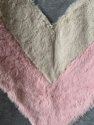 Sudadera gris con detalles peludos