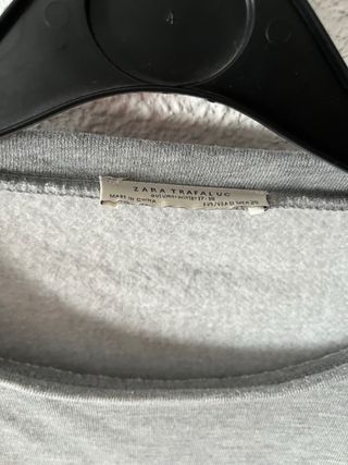Sudadera gris con detalles peludos