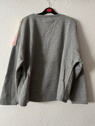 Sudadera gris con detalles peludos