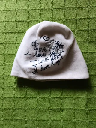 Gorro Roxy Blanco con Corazones Plateados