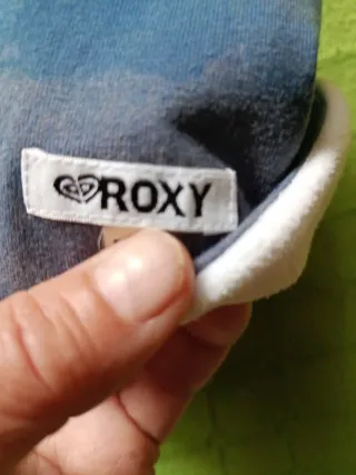 Gorro Roxy Blanco con Corazones Plateados