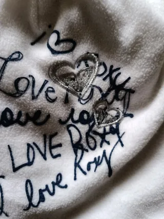 Gorro Roxy Blanco con Corazones Plateados