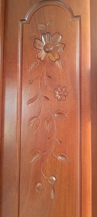 Armario de madera maciza