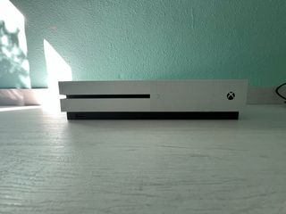 Xbox One S da 365 GB in ottime condizioni, usata e ben curata