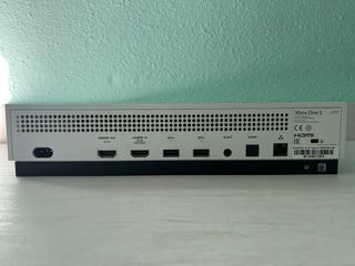 Xbox One S da 365 GB in ottime condizioni, usata e ben curata