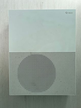 Xbox One S da 365 GB in ottime condizioni, usata e ben curata