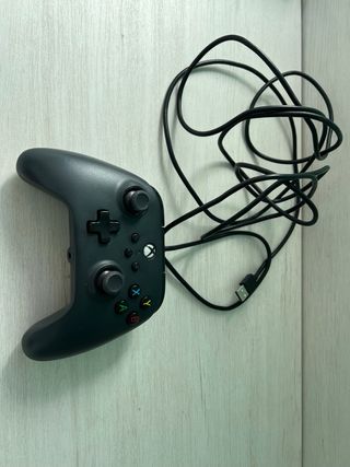 Xbox One S da 365 GB in ottime condizioni, usata e ben curata