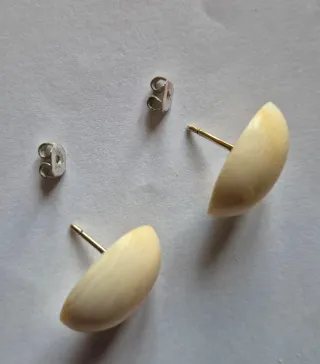 Orecchini vintage beige.