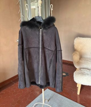 Pelliccia con cappuccio e pelliccia nera