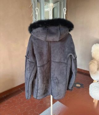 Pelliccia con cappuccio e pelliccia nera