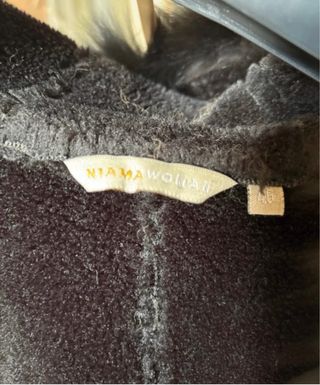 Pelliccia con cappuccio e pelliccia nera