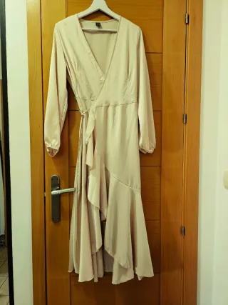 Vestido beige seda cruzado volante