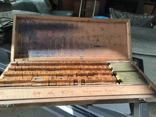 Imprenta antigua de madera con letras