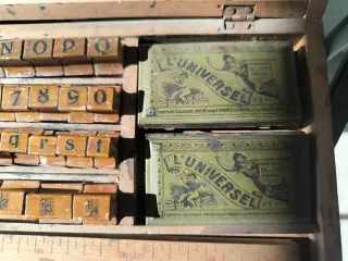 Imprenta antigua de madera con letras