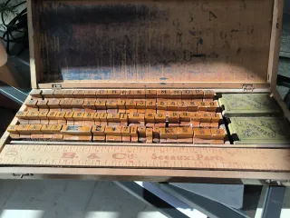 Imprenta antigua de madera con letras