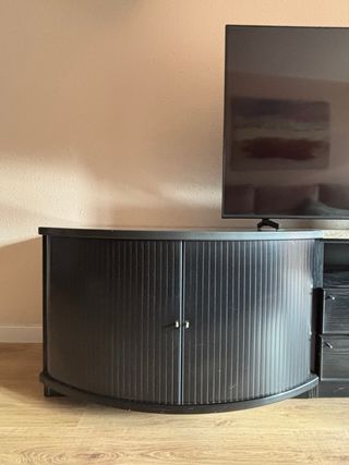 Mueble de salón negro y cristal