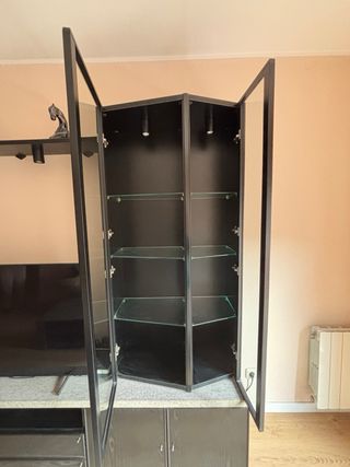 Mueble de salón negro y cristal