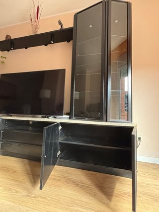 Mueble de salón negro y cristal