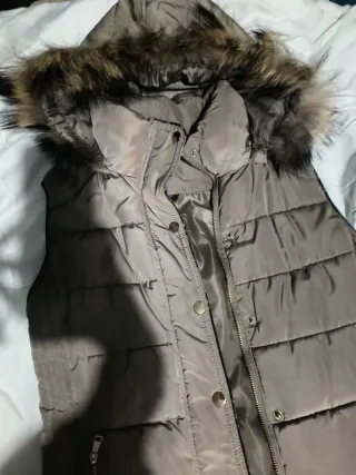 Chaleco plumón con capucha y pelo