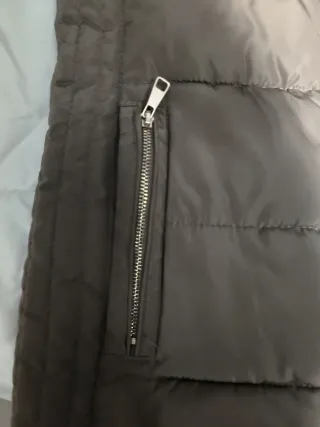 Chaleco plumón con capucha y pelo