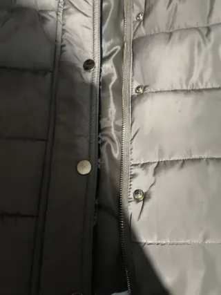 Chaleco plumón con capucha y pelo