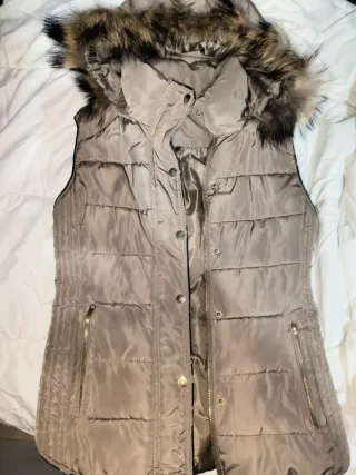 Chaleco plumón con capucha y pelo