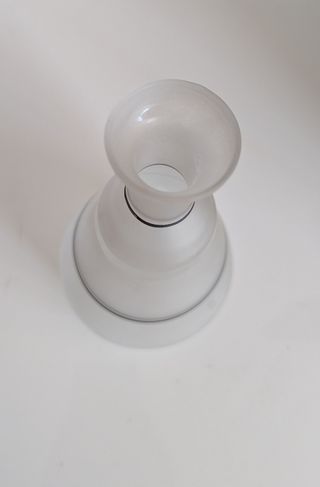 Botella de vidrio translúcido con 6vasos