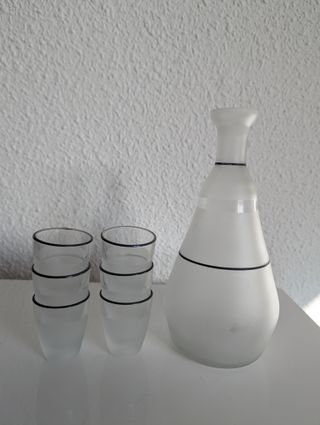 Botella de vidrio translúcido con 6vasos