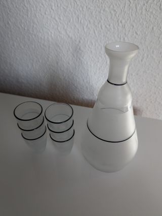 Botella de vidrio translúcido con 6vasos