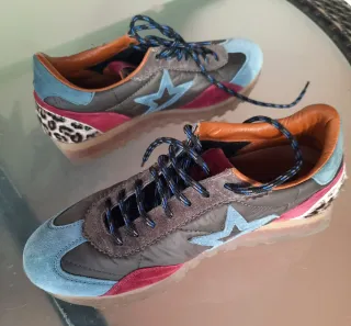 Sneakers grigie e blu sportive