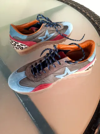 Sneakers grigie e blu sportive