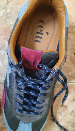 Sneakers grigie e blu sportive