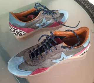 Sneakers grigie e blu sportive