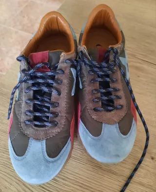 Sneakers grigie e blu sportive