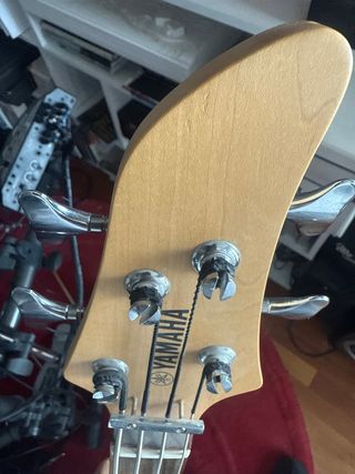 Bajo Yamaha Negro Iniciación + amplificador