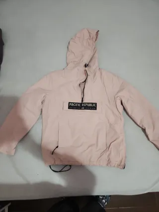 Chaqueta rosa con capucha