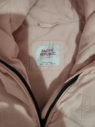 Chaqueta rosa con capucha