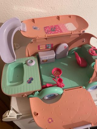 Caravana Bebés Llorones con Piscina y Tobogán.